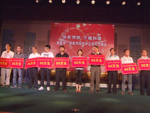 扶貧濟(jì)困、共建和諧——將軍企業(yè)捐款50萬元
(圖3)